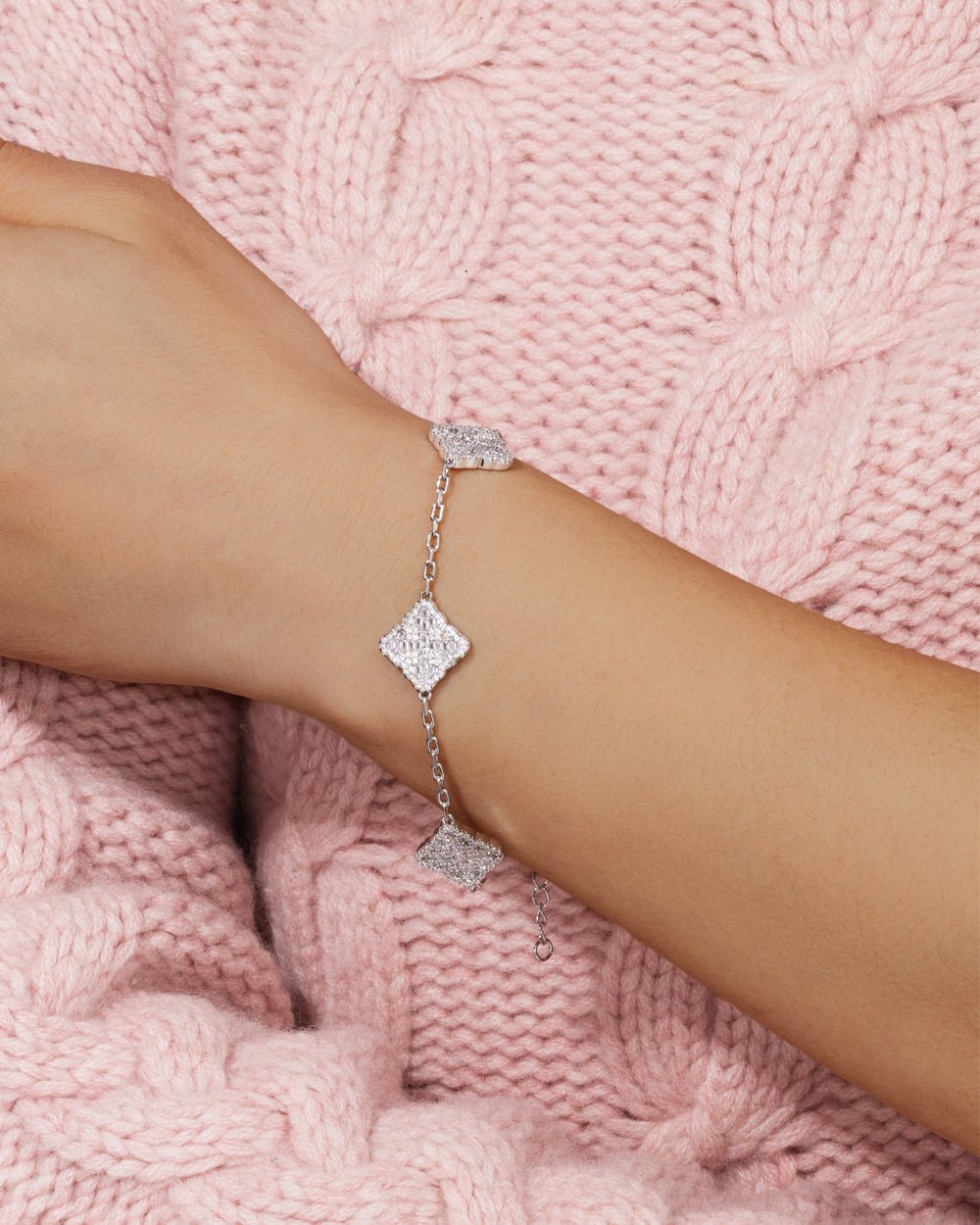 ICED CLOVER BRACELET. - WHITE GOLD