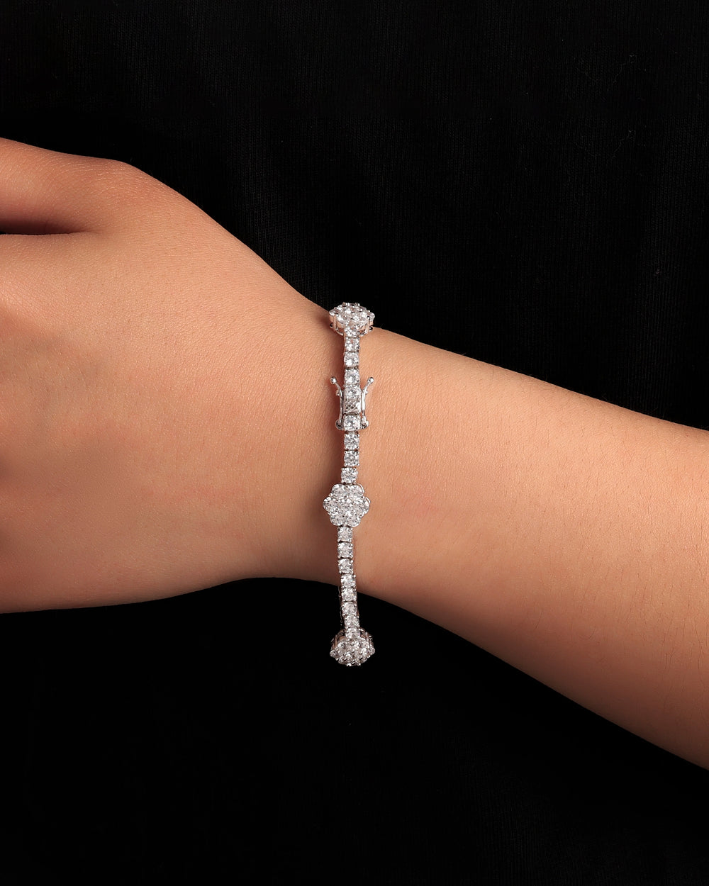 MOISSANITE ICED FLOWERS TENNIS BRACELET. - WHITE GOLD